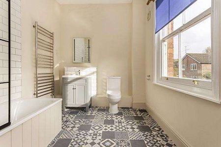 An attractive Victorian property located in the heart of the village of Pontrilas boasting a modern renovation complimenting period features from the original b - Photo 4