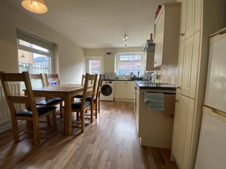 South Luton Place, Adamsdown - Photo 4