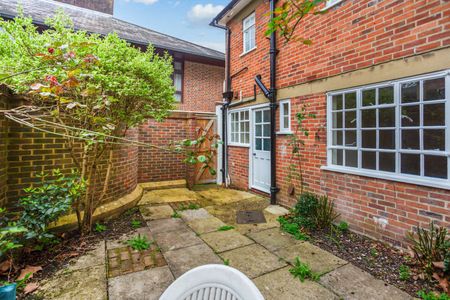 A charming two bedroom house in Winchester city centre - Photo 2