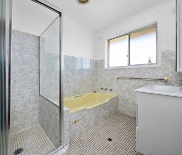 Coastal Living Meets Comfort In Prime Corrimal Location - Photo 4