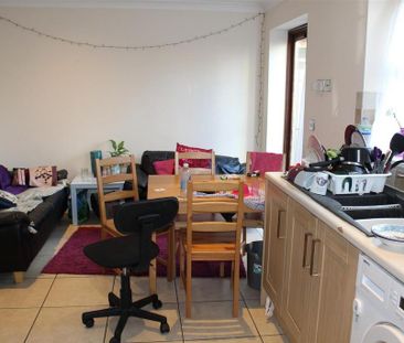 4 bedroom property to rent - Photo 1