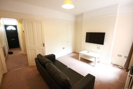 4 Bed Terraced House, Grange Avenue, RG6 - Photo 2