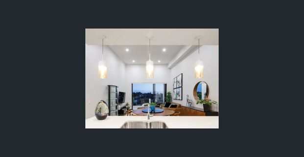 Perfectly executive residence with bbq, pool, function room and gym onsite - Photo 1