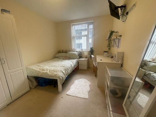 8 Bedroom Flat - Photo 1