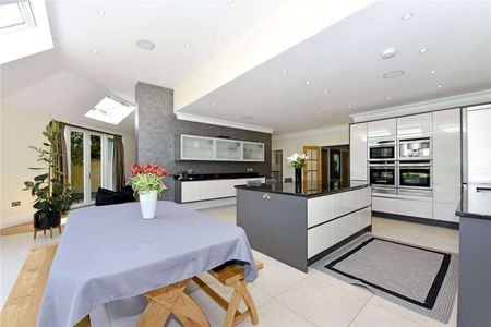 A wonderful 5 bedroom family home in the heart of the prestigious Oxshott Way Estate - Photo 3