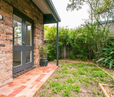 Beautifully Renovated Three Bedroom Townhouse - Photo 6