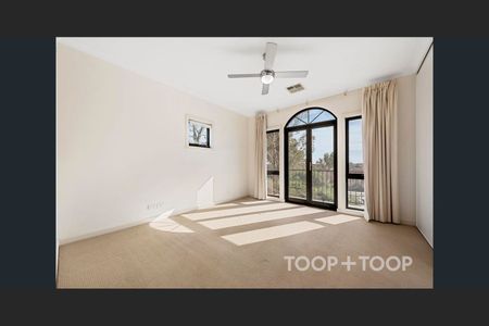 Charming 3 Bedroom Townhouse - Ideal Family Living - Photo 4