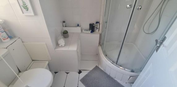 1 bedroom in a flat share to rent - Photo 2