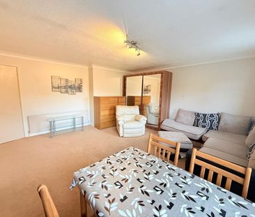 Chudleigh Court, Farnborough, Hampshire, GU14 - Photo 2