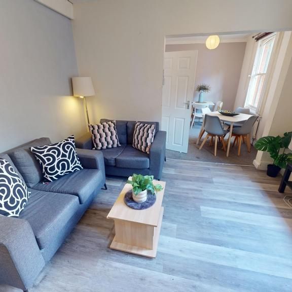 4 bedroom semi-detached house to rent - Photo 1