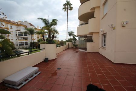 Apartamento planta baja en alquiler en Marbella, Marbella - Photo 2