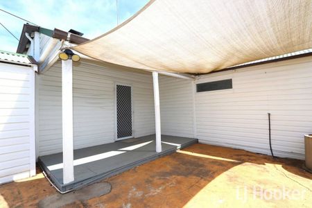 Tidy 2 bedroom cottage located on Belgravia - Photo 3
