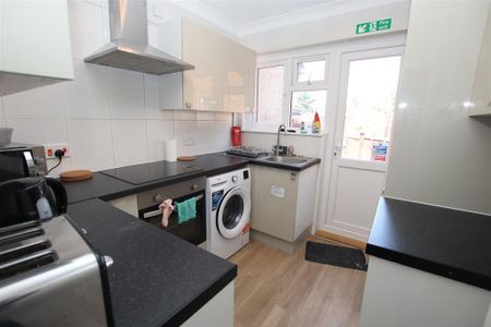 1 bedroom in a house share to rent - Photo 2