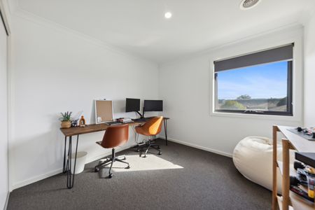 10 Slattery Place, Pakenham VIC 3810 - House For Rent | Domain - Photo 3