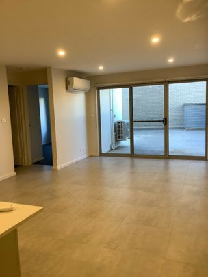 Large courtyard! - Photo 1