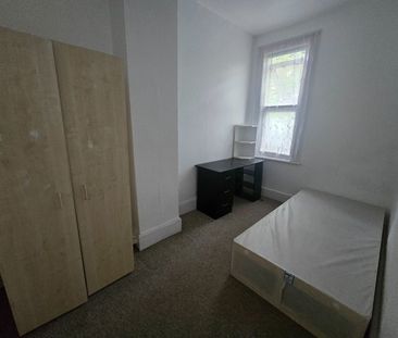 1 Bed Flat, York Road, IG1 - Photo 3