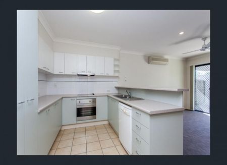 A 3 bedroom townhouse in sought after Corinda - Photo 5