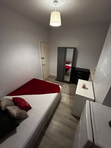 Room in a Shared House, CR7 - Photo 2