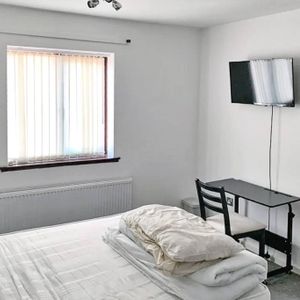 1 bedroom in a house share to rent - Photo 2