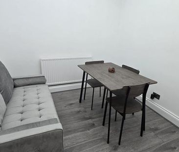1 bedroom in a flat share to rent - Photo 2