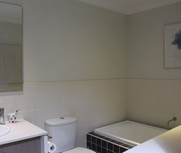 3 Bedroom Townhouse 100m to Westfield Carindale - Photo 5