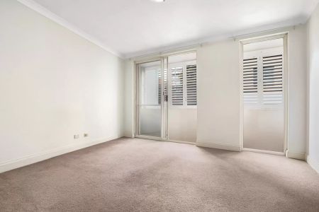 OVERSIZED TWO BEDROOM APARTMENT IN IDEAL LOCATION - Photo 4