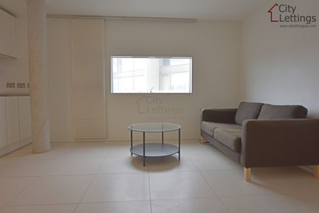 1 Bedroom Apartment - Photo 2