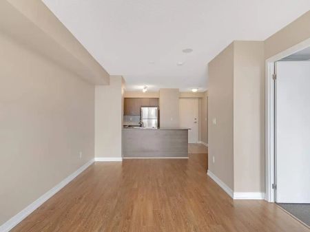 Upside down 2 - 812 Lansdowne Avenue — 1 Bedroom+Den - Photo 2