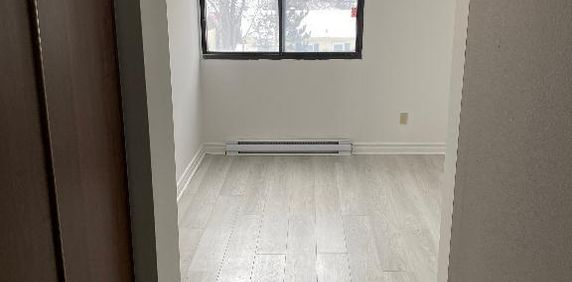 Laval , 3 1/2 , Laval des rapides métroMontmorency - Chauffé - Béton - Photo 2