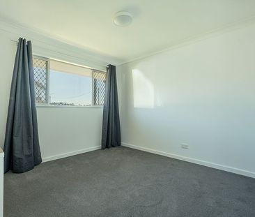 Family Home just a 2 Minute Walk from Centenary Heights State High - Photo 5