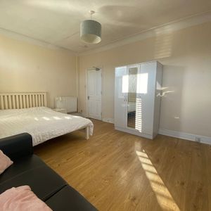 Room in a Shared House, Merton Road, SW18 - Photo 2
