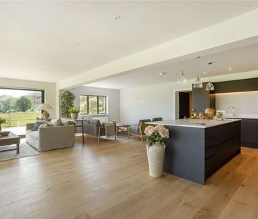 A stylish contemporary four bedroom house with spectacular views. - Photo 4