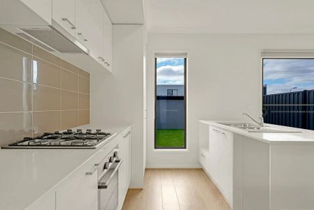 “Modern Three-Bedroom Townhouse in a Prime Craigieburn Location!” - Photo 2