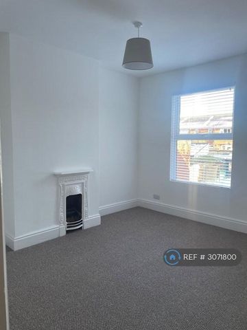 2 bedroom end of terrace house to rent - Photo 2