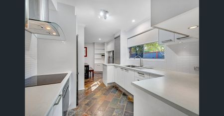 Walking distance to shops, parks and public transport - Photo 2