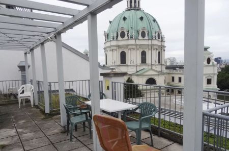 1040! Helle Garconniere mit Gemeinschaftsterrasse und tollem Blick zur Karlskirche! - Photo 3