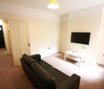 4 Bed Terraced House, Grange Avenue, RG6 - Photo 2