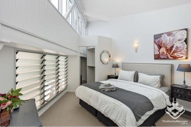 LOCATION ! LOCATION! - Photo 1