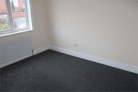 3 bedroom semi-detached bungalow to rent - Photo 3
