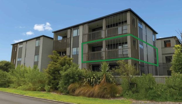 Corner 2 Bedroom Apartment with Large Deck – Mt Albert - Photo 1