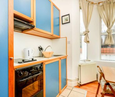 Flat 30 West Cromwell Road, Earls Court SW5 9QL - Photo 2