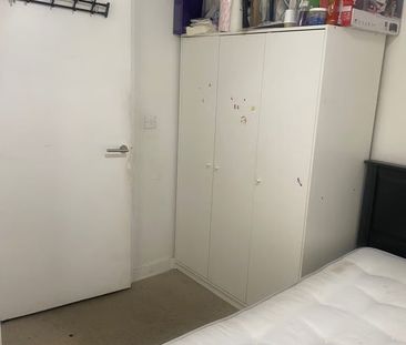 Room in a Shared House, Mast Street, IG11 - Photo 3