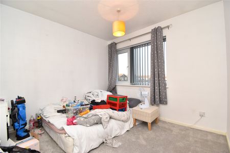 Kingsman Drive, Clacton-on-Sea, Essex, CO16 8UR - Photo 5