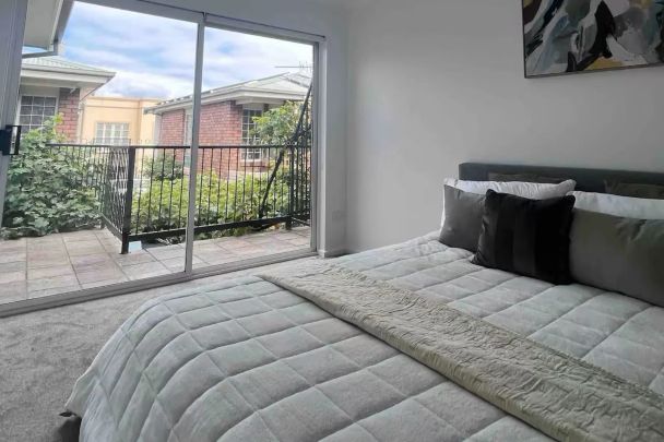 CITY CHIC ON HUME – Sophisticated Designer Terrace – Two Striking Levels, Sunlit Interiors, Torrens Title – Steps from Vibrant Hutt Street - Photo 1
