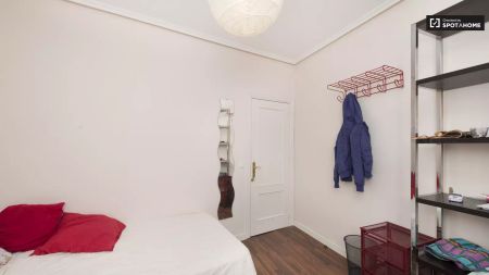 Single Bed in Four bedrooms for women available in ideal Delicias location minutes from Atocha - Foto 2