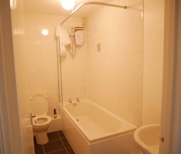 2 bedroom semi-detached house to rent - Photo 5