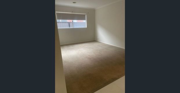 Stylish 4-Bed Family Home in Sought-After Moor Park Drive - Photo 1