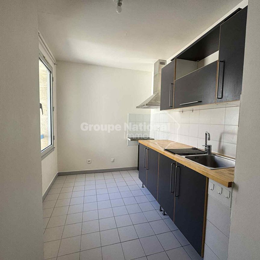 T3 AVEC PARKING EN CENTRE-VILLE, - Photo 1