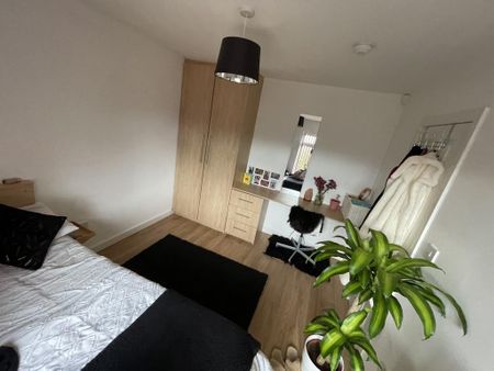 5 bedroom semi-detached house to rent - Photo 4