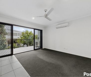 Spacious Top-Floor 1-Bedroom Apartment in Leafy Greenslopes - Photo 2